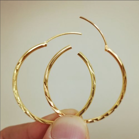 New Dazzling 18k Gold Plated Hoop Earrings - Picture 4 of 7